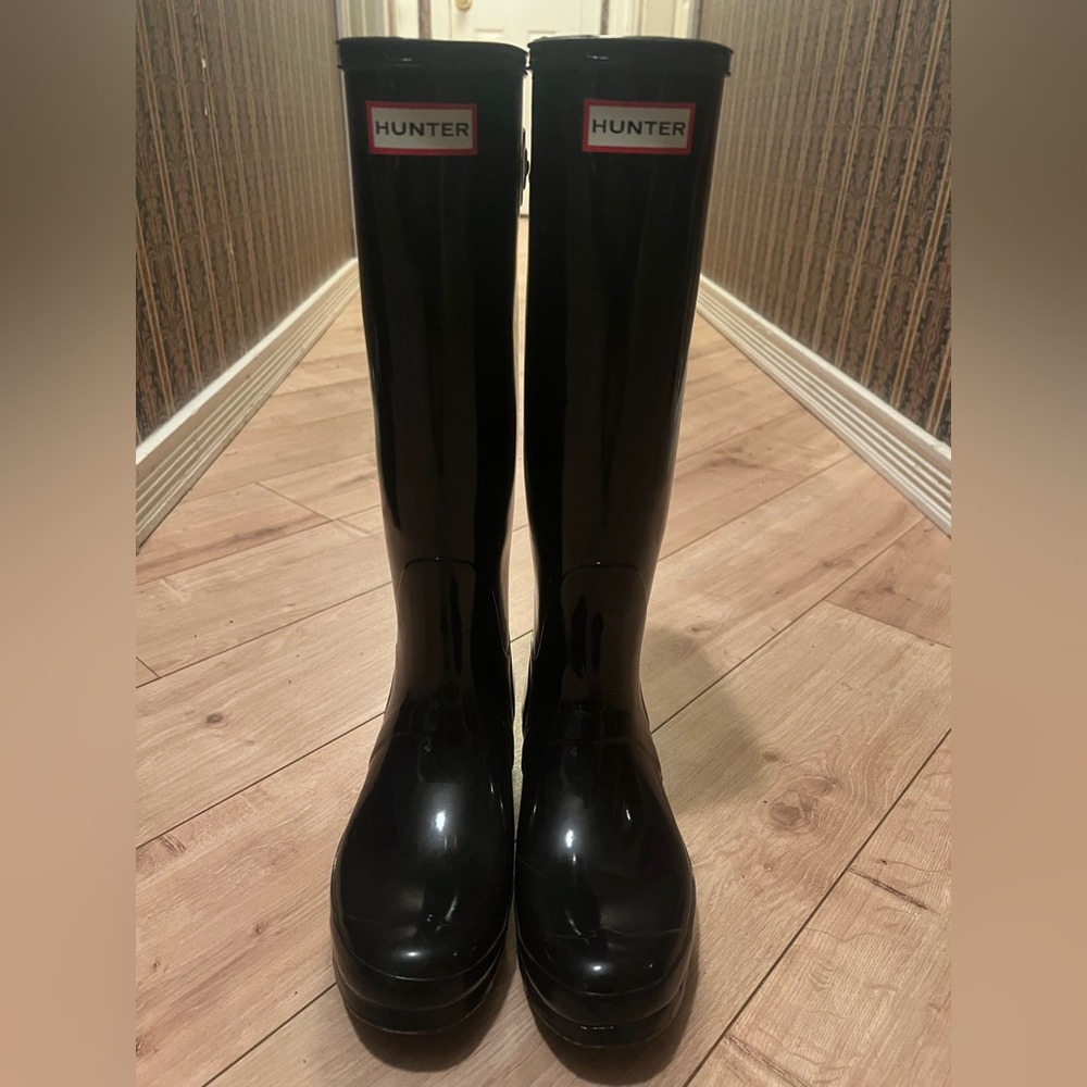 Tall glossy #Hunter #rainboots in excellent condition!